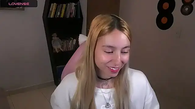 Snapshot of Saucy_Jenn chatting on 10-17-25, 04:26 Saucy Jenn online show from 10-17-25, 04:26