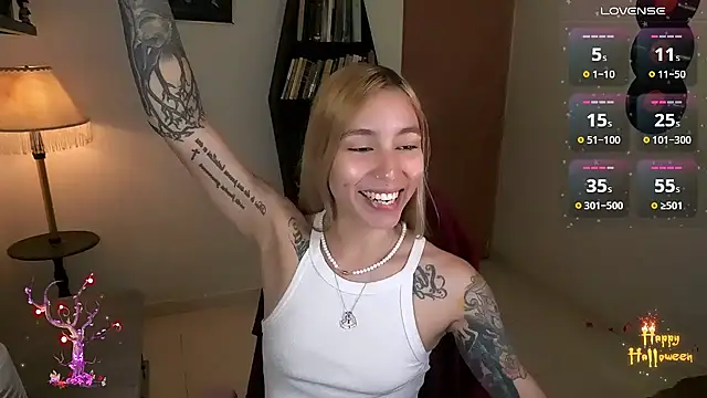 Snapshot of Saucy_Jenn chatting on 10-31-25, 02:01 Saucy Jenn online show from 10-31-25, 02:01