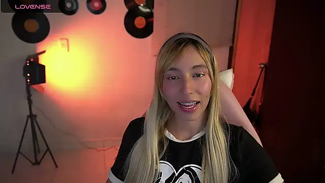 Snapshot of Saucy_Jenn chatting on 04-19-26, 04:12 Saucy Jenn online show from 04-19-26, 04:12