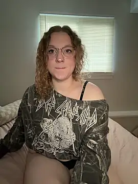 Snapshot of EmmieRae chatting on 05-16-26, 10:36 EmmieRae online show from 05-16-26, 10:36
