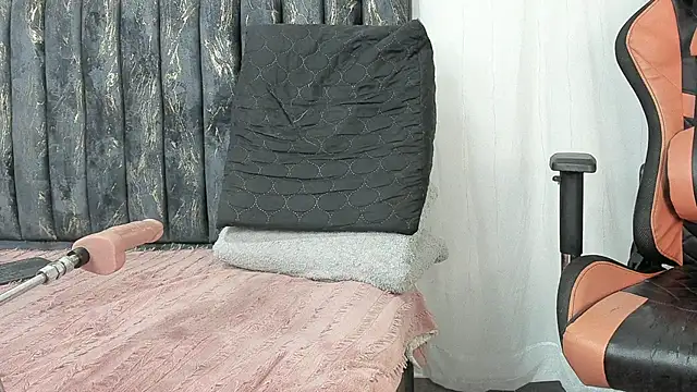 Valentinne z online show from 01-04-25, 07:02