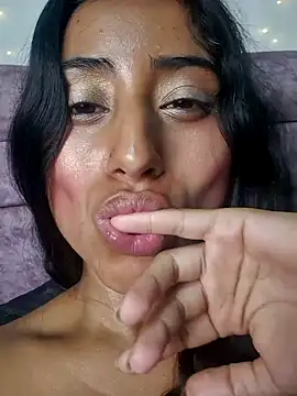 Valentinne z online show from 01-18-25, 08:52