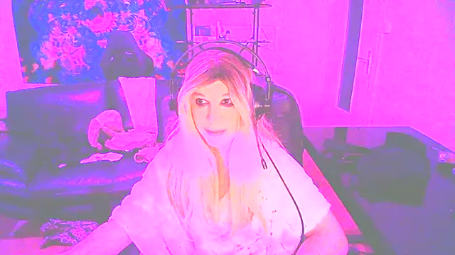 Snapshot of LatruieSow chatting on 12-27-24, 01:43 LatruieSow online show from 12-27-24, 01:43