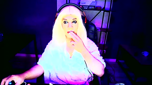 Snapshot of LatruieSow chatting on 11-14-25, 06:34 LatruieSow online show from 11-14-25, 06:34