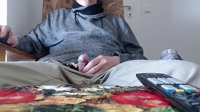 Snapshot of Cordt27 chatting on 04-28-26, 04:12 Cordt27 online show from 04-28-26, 04:12