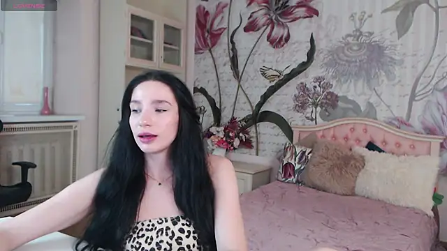 Snapshot of AliciaBow chatting on 10-11-25, 01:20 AliciaBow online show from 10-11-25, 01:20