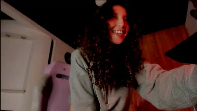 Snapshot of _Laary chatting on 02-12-25, 11:41 Laary online show from 02-12-25, 11:41