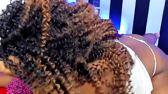 Snapshot of YeminaLeman chatting on 01-19-25, 03:53 YeminaLeman online show from 01-19-25, 03:53