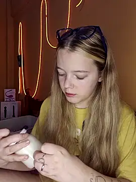 Snapshot of -veranito- chatting on 03-17-25, 03:03 -veranito- online show from 03-17-25, 03:03