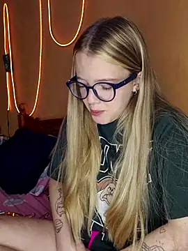 Snapshot of -veranito- chatting on 03-18-25, 03:09 -veranito- online show from 03-18-25, 03:09