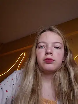 Snapshot of -veranito- chatting on 09-22-25, 03:08 -veranito- online show from 09-22-25, 03:08