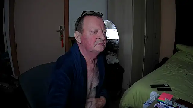 passifsoumis1963 online show from 12-14-25, 06:01