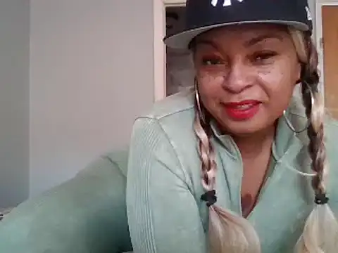 Snapshot of MSweetLindaParks chatting on 12-12-24, 01:39 MSweetLindaParks online show from 12-12-24, 01:39
