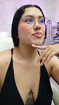 LauraRuiz1 online show from 05-04-26, 11:23