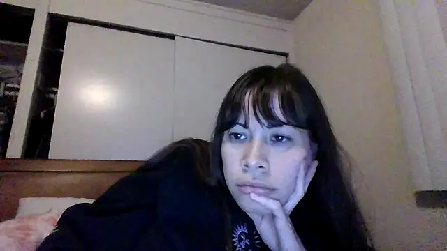 Snapshot of petitedoll29 chatting on 12-19-24, 06:12 petitedoll29 online show from 12-19-24, 06:12