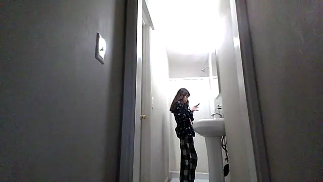 Snapshot of petitedoll29 chatting on 11-18-25, 08:24 petitedoll29 online show from 11-18-25, 08:24