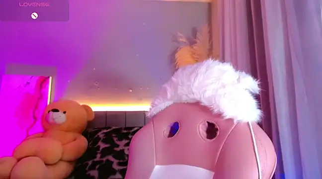 Snapshot of kim_blake chatting on 03-21-25, 03:57 kim blake online show from 03-21-25, 03:57