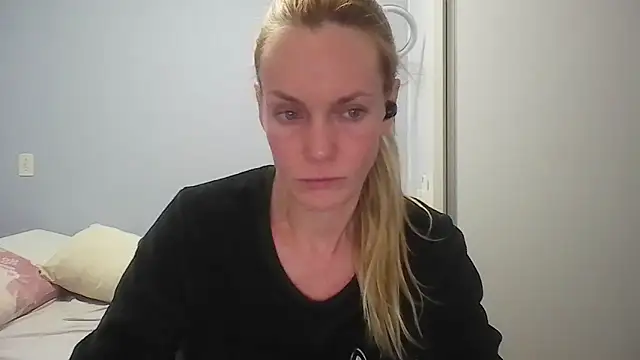 Snapshot of Annylove1 chatting on 05-18-26, 12:18 Annylove1 online show from 05-18-26, 12:18