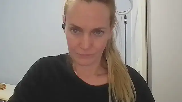 Snapshot of Annylove1 chatting on 05-26-26, 12:17 Annylove1 online show from 05-26-26, 12:17