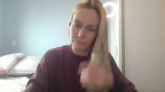 Snapshot of Annylove1 chatting on 06-15-26, 12:18 Annylove1 online show from 06-15-26, 12:18
