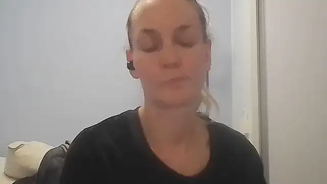Snapshot of Annylove1 chatting on 06-24-26, 12:31 Annylove1 online show from 06-24-26, 12:31