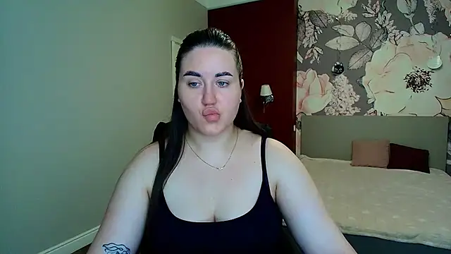 Snapshot of Roxie_Bradley chatting on 07-13-26, 05:32 Roxie Bradley online show from 07-13-26, 05:32