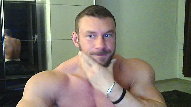 Snapshot of muscularkevin chatting on 11-17-25, 04:18 muscularkevin online show from 11-17-25, 04:18