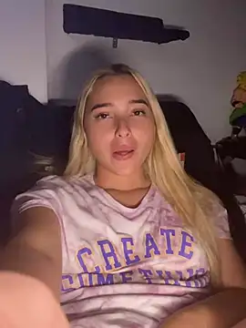 Snapshot of Irisweet_ chatting on 12-14-24, 07:18 Irisweet online show from 12-14-24, 07:18