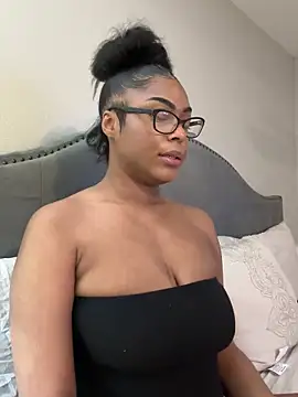 Snapshot of CandyLuxxxx chatting on 03-06-25, 10:36 CandyLuxxxx online show from 03-06-25, 10:36