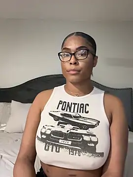 Snapshot of CandyLuxxxx chatting on 03-19-25, 06:57 CandyLuxxxx online show from 03-19-25, 06:57