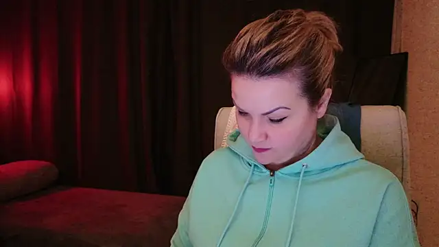 Snapshot of MishaMILF chatting on 03-13-25, 07:39 MishaMILF online show from 03-13-25, 07:39