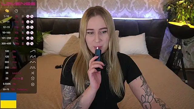 Snapshot of ArolinaNight chatting on 12-12-24, 12:16 ArolinaNight online show from 12-12-24, 12:16