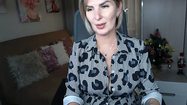 Snapshot of sensualEmilia chatting on 12-17-24, 07:48 sensualEmilia online show from 12-17-24, 07:48