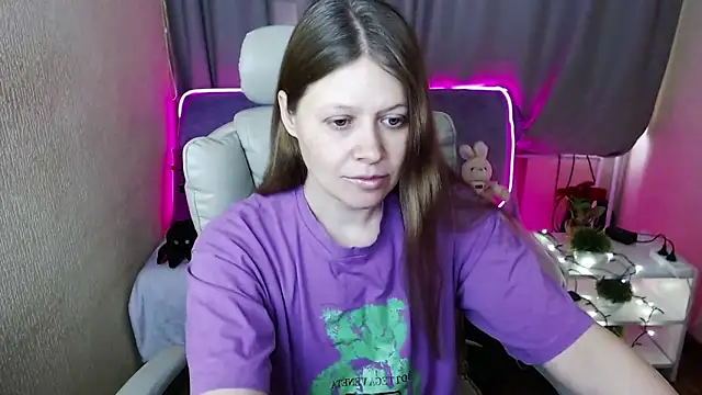 Snapshot of alekasamui chatting on 02-05-25, 04:37 alekasamui online show from 02-05-25, 04:37