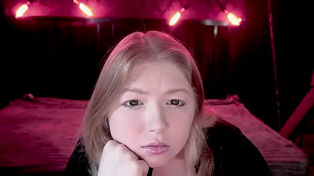 Snapshot of Tinker_Belll chatting on 10-19-25, 07:14 Tinker Belll online show from 10-19-25, 07:14