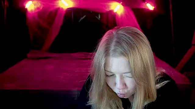 Snapshot of Tinker_Belll chatting on 11-13-25, 02:38 Tinker Belll online show from 11-13-25, 02:38