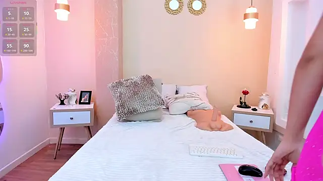 Snapshot of RachelMorgan01 chatting on 10-05-25, 07:23 RachelMorgan01 online show from 10-05-25, 07:23