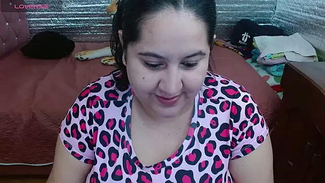 Snapshot of EMILY-NESSA chatting on 09-23-25, 01:58 EMILY-NESSA online show from 09-23-25, 01:58