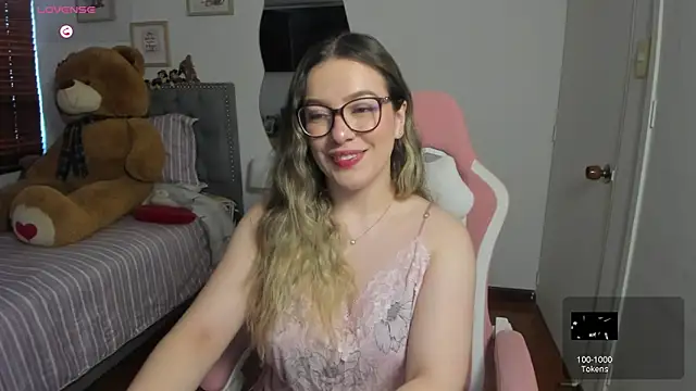 Snapshot of samysweet_8 chatting on 06-28-26, 01:28 samysweet 8 online show from 06-28-26, 01:28