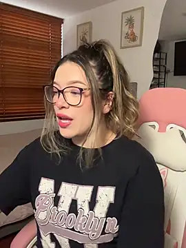 Snapshot of samysweet_8 chatting on 07-25-26, 12:25 samysweet 8 online show from 07-25-26, 12:25