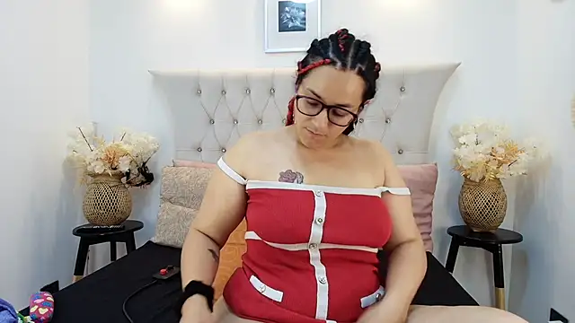 Snapshot of MIchelMomet chatting on 02-18-25, 04:15 MIchelMomet online show from 02-18-25, 04:15