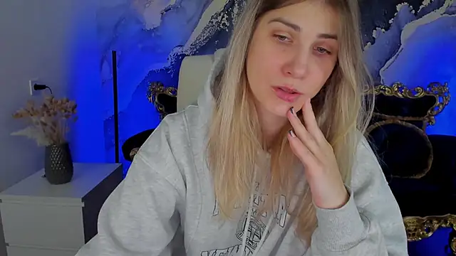 CassandraGood online show from 02-11-25, 07:44