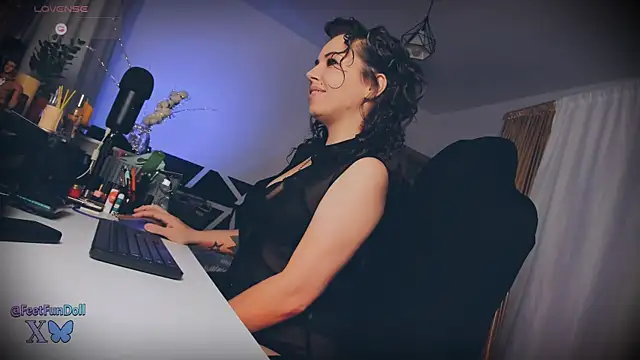 Snapshot of LisaDove chatting on 12-20-24, 01:03 LisaDove online show from 12-20-24, 01:03