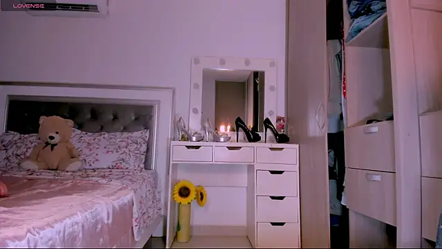 Snapshot of sharonDulce chatting on 06-23-26, 01:03 sharonDulce online show from 06-23-26, 01:03