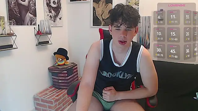 Snapshot of Oliverboy- chatting on 06-26-26, 11:09 Oliverboy- online show from 06-26-26, 11:09
