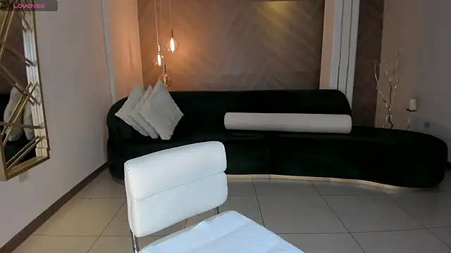 NiaHolland online show from 10-10-25, 06:40