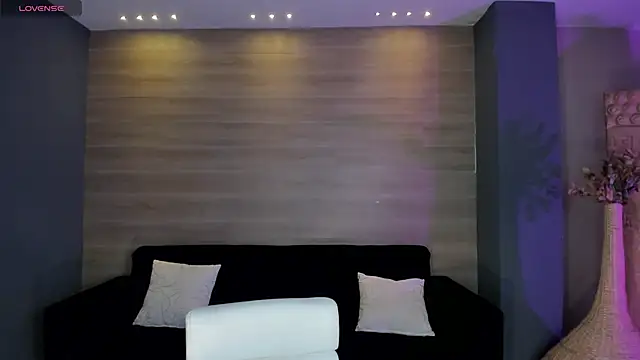 NiaHolland online show from 04-23-26, 06:10