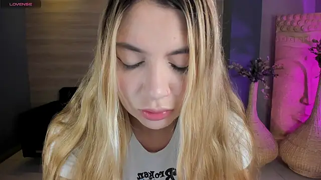 NiaHolland online show from 05-04-26, 05:20