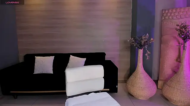 NiaHolland online show from 05-11-26, 06:49