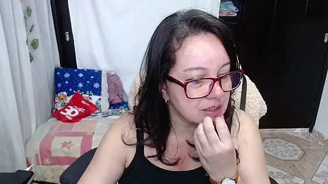 Sonialorens  online show from 12-15-24, 01:43